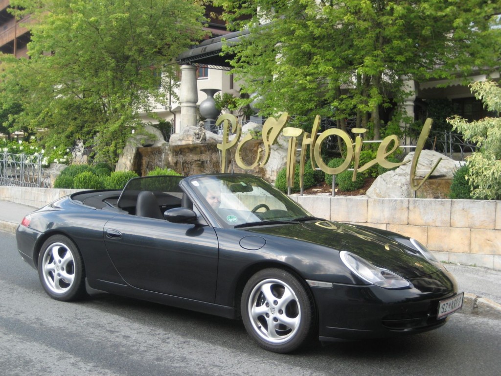 Porsche vor dem Posthotel - Reiter’s Posthotel Achenkirch/ Tirol/ A
