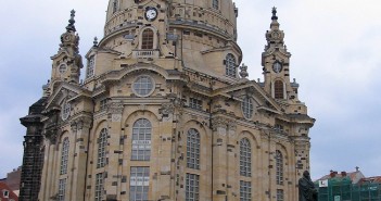 Dresden per Fahrrad erkunden Frauenkirche Dresden Elberadweg Die Frauenkirche Dresden gehört zu den bekanntesten Wahrzeichen der Elbstadt. Egal ob bei einem Kuppelaufstieg, bei dem man einen atemberaubenden Blick über Dresden genießen kann oder bei einem mitreißenden Orgelkonzert - die Dresdner Frauenkirche ist definitiv einen Besuch wert!