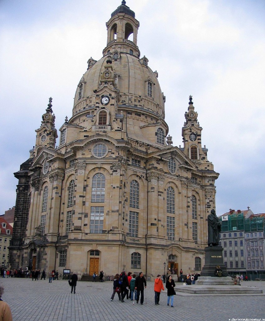 Frauenkirche Dresden Elberadweg Die Frauenkirche Dresden gehört zu den bekanntesten Wahrzeichen der Elbstadt. Egal ob bei einem Kuppelaufstieg, bei dem man einen atemberaubenden Blick über Dresden genießen kann oder bei einem mitreißenden Orgelkonzert - die Dresdner Frauenkirche ist definitiv einen Besuch wert!