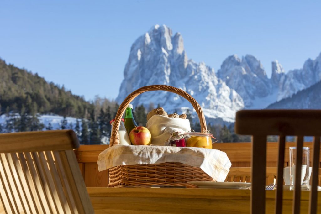 Wie entsteht Apfelsaft? Das erfahren interessierte Urlauber direkt vom Südtiroler Bauern auf den Obsthöfen der Marke „Roter Hahn“. Bildnachweis: „Roter Hahn“/Frieder Blickle